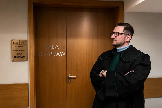 Adwokat w todze przed salą rozpraw